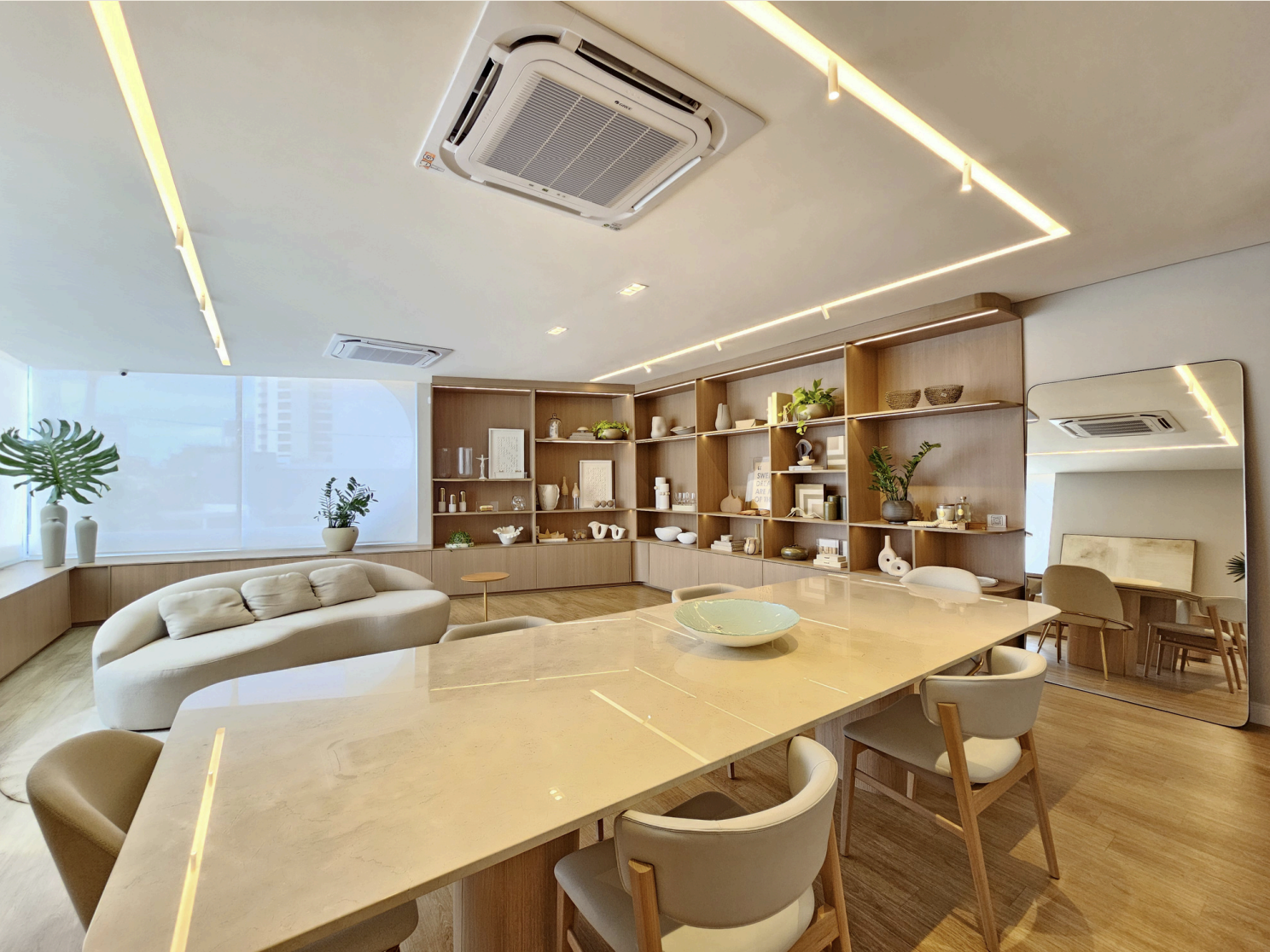 Sala de Estar da Casa Florance — ambiente sofisticado com mesa, sofá e estantes decorativas